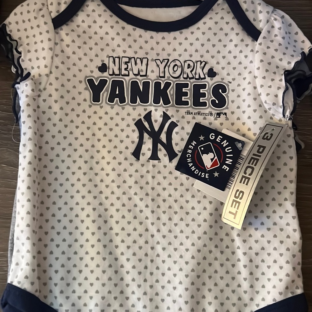 MLB Yankees Short Sleeve Onsies: 3-price set